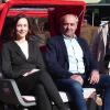 „Man sitzt recht bequem“, finden Quartiersmanagerin Angela Herklotz und Bürgermeister Robert Hümmer bei einer Probefahrt mit der Fahrrad-Rikscha. Nach der Winterpause können ältere Bürgerinnen und Bürger sowie Menschen mit Behinderung das Fahrzeug und das geschulte Fahrer-Team nun wieder für kleinere Ausflüge kostenlos buchen.