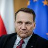 Polens Außenminister Radosław Sikorski kritisiert die langen Entscheidungsprozesse bei den Waffenlieferungen für die Ukraine.