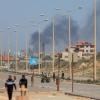 Palästinenser fliehen vor israelischen Luftangriffen aus Gaza-Stadt.