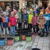 Wasserpumpen mit Muskelkraft und Informationen zum Trinkwasser waren bei einer Aktion des Bund Naturschutz zum Weltwassertag angesagt. BN-Kreisvorsitzender Anton Reinhardt, Lehrerin Julie Rousselot von der Dr. Roßbach-Grundschule mit ihrer Klasse 3a, BN-Delegierter Günther Scheler und Rohrnetzmeister Christian Lotz von den Stadtwerken (hinten, v. li.) freuten sich über die Jugendlichen, die mit großem Eifer bei der Sache waren.