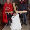 Drei Bewohner des Wohnheimes St. Elisabeth stellen die Kreuzweg-Szene nach, bei der Jesus unter der Last des Kreuzes zusammenbricht.