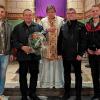 Für 33 Jahre Engagement als Wallfahrtsführrer dankten Thomas Hiller (mit Blumen) Nikolas Brehm, Pfarrer Henryk Chelkowski, Jürgen Panzer und Kai Wohner (v. li.).
