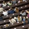 Studierende in der Ludwig-Maximilians-Universität in München. Der KfW-Zinssatz sinkt zum 1. April für neu abgeschlossene Verträge auf 7,51 Prozent.