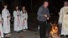 Zum Beginn der Osternachtsfeier segnete Stadtpfarrer Roland Neher vor der Pfarrkirche „Heilige Familie“ in Lichtenfels das Osterfeuer und entzündete damit in Gegenwart des Mesners Frank Schreiber und der Ministranten die Osterkerze.