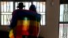 Ein Paar mit einer Pride-Fahne: Die rechtliche Situation offen queerer Menschen ist nicht nur in Uganda schwierig.