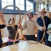 Flechter der Lebenden Werkstätten und die Jubiläumszahl: v.l. Sylvia Dänner, Nina-Regina Nötzelmann, Lefteris Philippides, Roland Ponsel und Museumsleiterin Ariane Schmiedmann.