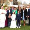 Arnstein   Ihre erste heilige Kommunion feierten Hanna Nachtmann und Jonas Hatzold am Ostermontag in der Sankt Nikolaus Kirche in Arnstein. Pfarrer Christian Montag und Diakon Konrad Funk begleiteten mit den Ministranten unter den Klängen der Blaskapelle Kauppert die Kommunionkinder mit ihren Paten in die herrlich geschmückte Pfarrkirche. In seiner Predigt stellte Pfarrer Montag das Kommunionsmotto „Du gehst Mit“ von der Taufe in einem Bildbeispiel fürs Leben und für den Glauben erklärend dar. Die Kinder trugen die Erneuerung des Taufversprechens und die Fürbitten zusammen mit ihren Eltern und Paten vor. Sie brachten die Gaben an den Altar. Organist Peter Schütz und Barbara Reinlein mit ihren Gesang gestalteten musikalisch den Gottesdienst. Am Nachmittag trafen sich alle nochmals zur Dankandacht in der Kirche.                                       Text/