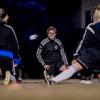 Jessica Freitag ist Fußballerin mit Leib und Seele. Mit einer Dehnübung wärmt sie sich auf. Jessica Freitag ist Fußballerin mit Leib und Seele. Mit einer Dehnübung wärmt sie sich auf.