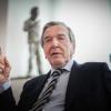 Gerhard Schröder (SPD) ist seit seiner Kanzlerschaft von 1998 bis 2005 mit Russlands Präsident Wladimir Putin befreundet.