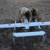 Zwei ukrainische Soldaten der 22. mechanisierten Brigade bereitet den Start einer Mittelstrecken-Drohne vor (Archivbild).