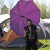 Hardrocker mit Schirm und Handy – ein poetischer Moment. Hardrocker mit Schirm und Handy – ein poetischer Moment.