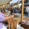 Marianne Majewski sah dem Treiben gerne zu. Sie reiste mit ihrem Warensortiment aus Keramikblumen aus Unterfranken an. Marianne Majewski sah dem Treiben gerne zu. Sie reiste mit ihrem Warensortiment aus Keramikblumen aus Unterfranken an.