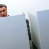 Der amtierende kroatische Ministerpräsident Andrej Plenkovic während seiner Stimmabgab in einem Wahllokal in Zagreb.