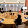 Die Außenministerinnen und Außenminister der G7 sowie der EU-Außenbeauftragte bei einer Gesprächsrunde auf Capri, vorne rechts Annalena Baerbock.