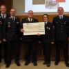 Scheck-Übergabe an den DFV-Vizepräsidenten Hermann Schreck (4. von li.): Die FFW Uetzing hat 2000 Euro für das LFV-Sonderkonto „Hilfe für Helfer“ gespendet.