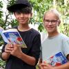 An der Aktion „Ich schenk dir eine Geschichte“ anlässlich des Welttags des Buches beteiligen sich in Bad Staffelstein neun Schulen mit 247 Schülerinnen und Schülern.  Von der Stiftung Lesen in Zusammenarbeit mit cbj Verlag, der Deutschen Post DHL und Partnern erhielten sie den Comic-Roman „Mission Roboter – Ein spannender Fall für die Glücksagentur“ von Autorin Anke Girod und Illustrator Timo Grubing. Darin geht es um ein intergalaktisches Abenteuer. Der Lesestoff wurde mittels Buch-Gutscheinen an Viert- und Fünftklässler verteilt. Die Abholung erfolgte per Klassenbesuch in zuvor ausgewählten lokalen Buchhandlungen. Auch die Buchhandlung Buch und Papier Geis beteiligte sich an der Aktion. Bundesweit erhalten über 1,1 Millionen Kinder das Buch im Rahmen dieser Aktion. Ziel der Initiative ist es, Kinder jedes Jahr mit Geschichten, die ihre Interessen aufgreifen, für das Lesen zu begeistern und ihre Lesekompetenz zu stärken. Damit die Aktion auch in Klassen mit unterschiedlichen Lese-Niveaus gelingt, wurde eigens ein Comic-Roman entwickelt. Die Aktion „Ich schenk dir eine Geschichte“ steht unter der Schirmherrschaft der Kultusminister der Länder. Zudem unterstützt die Deutsche Post DHL die Förderung des Lesens durch sogenannte Sprach- und Lese-Paten, die bundesweit ehrenamtlich im Einsatz sind. Außerdem überraschen zahlreiche Zustellerinnen und Zusteller von Deutsche Post und DHL ihre Kunden mit kostenlosen Büchern.  Damit will das Unternehmen in verschiedensten Haushalten Lesefreude vermitteln und Menschen zum Lesen zu ermutigen. Darunter sind viele Bestseller, wie etwa „Die Entführung“ von John Grisham, „Am Meer“ von Elisabeth Strout oder von Jonas Jonasson „Drei fast geniale Freunde auf dem Weg zum Ende der Welt“.  „Lese- und Sprachkompetenz zu fördern ist essenziell, denn sie sind der Schlüssel zu Bildung, Integration und gesellschaftlicher Teilhabe“, sagt Konzernpersonalvorstand Thomas Ogilvie, der auch Vorstandsmitglied der Stiftung Lesen ist. „Soziale Verantwortung zu übernehmen, indem wir diese Kompetenzen vermitteln, ist Teil unserer Unternehmenskultur, denn auch dadurch wollen wir Menschen verbinden und Leben verbessern.“  Durch das Lesepaten-Programm mit der Stiftung Lesen helfen DHL-Mitarbeiter bereits seit 2007 ehrenamtlich beim Spracherwerb im Kinder- und Jugendbereich sowie in Flüchtlingseinrichtungen.  Das diesjährige Welttagsbuch wurde nach dem Cradle-to-Cradle-Prinzip produziert. So können aus den recycelten Papierfasern neue Produkte entstehen, bis alle Bestandteile am Ende in den biologischen Kreislauf zurückfließen. Die UNESCO-Generalkonferenz hat 1995 den 23. April zum „Welttag des Buches und des Urheberrechts“ ausgerufen. Das Datum geht auf eine Tradition in Katalonien zurück: Zum Namenstag des Schutzheiligen St. Georg werden dort Rosen und Bücher verschenkt.  Der 23. April ist zugleich der Todestag von William Shakespeare und Miguel de Cervantes. Der Welttag des Buches wird heute in über 100 Ländern gefeiert, in Deutschland seit 1996. Von Anfang an haben die Stiftung Lesen und ihre Partner den Welttag mitgestaltet. So gibt es die Aktion „Ich schenk dir eine Geschichte“ seit 1997. (red)