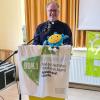 Schirmherr Dekan Lars Rebhan erteilt den Segen an alle Teilnehmer der 72-Stunden-Aktion.