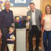 Übergabe des neuen Wasserspenders an den Kindergarten mit Leiterin Kathy Wendler, Bürgermeister Gregor Friedlein-Zech, Hubert Gehrlich, Jutta Stark und Heinz Fischer von der UBMz-Fraktion (v.li). Der kleine Emilian freut sich auf das frische Wasser.