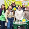 Die Teilnehmer, Unterstützer und der Schirmherr der 72-Stunden-Aktion „Kronkorken sammeln“: (v. li.) Jutta Laube, Sonja Biller, Corinna Schnapp, Andreas Weick, Antonia Schopf, Claudia Ruß, Marie Schopf und Erzbischof Herwig Gössl.