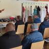 Stephan Schwab bot die Nummer44 an, einen gestreiften Bademantel an und viele Hände gingen hoch - Für5,50 Euro wurde er von einer Dame ersteigert.