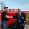 Ein Aktiver mehr: Per Handschlag nimmt Kommandant Martin Hirschlein Harald Lang in die Freiwillige Feuerwehr Niederau auf.