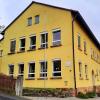 Voll besetzt war die Besucherecke des Sitzungssaals während der Gemeinderatssitzung in Michelau, etliche Gäste mussten stehen. Anlass des großen Interesses war der Tagesordnungspunkt, bei dem es um die Information und Beratung über den Schulstandort Schwürbitz ging. Bürgermeister Jochen Weber begrüßte die Rektorin der Johann-Puppert-Schule Cornelia Zauritz sowie Konrektor Florian Hacker. Diverse Gespräche habe es in der Vergangenheit zu diesem Thema zwischen Verwaltung, Schulamt und der Schulleitung gegeben. Für das kommende Schuljahr belaufen sich die voraussichtlichen Schülerzahlen in der 1. Jahrgangsstufe auf 56, so dass nur zwei Klassen gebildet werden können. Diese sollten in Michelau unterrichtet werden.   Ab Schuljahr 2025/26 sollten dann nach Vorgaben des Schulamtes alle Schüler nach Michelau. Die aktuellen Prognosen weisen erheblich sinkende Schülerzahlen auf, daher sollte der Gemeinderat darüber beraten, wie perspektivisch mit dem Schulstandort Schwürbitz umgegangen werden soll. Dies auch im Hinblick auf das sanierungsbedürftige Schulhaus in Schwürbitz und der neu sanierten Schule in Michelau.  Der Bürgermeister gab der Schulleiterin das Wort. Diese plädierte dafür, in Michelau alle Kinder zu unterrichten, nachdem die Räumlichkeiten vorhanden wären und die Schule für 14 Million Euro saniert wurde.  Dazu käme, dass die Rektorin der Schwürbitzer Schule den Standort zum Ende des Schuljahres verlassen würde. Die Möglichkeit, einen Teil der Michelauer Schülerinnen und Schüler nach Schwürbitz zu bringen, sieht sie als schwierig an. Auch Konrektor Hacker schloss sich diesen Worten an, würde man Schwürbitz erhalten, so hätte man in Michelau ein halb leeres Haus.  In der anschließenden Diskussion meldete sich Rätin Dr. Judith May (CSU) zu Wort. Das Schulamt kenne die Situation schon lange, dass der Standort wackelt, wäre nicht neu. Man wolle zwar alles tun um ihn zu erhalten, doch sei ein Aufrollungsverfahren letztlich unumgänglich. Man müsse hier eine bestmögliche Lösung suchen.  Gemeinderat Dirk Fischer (CSU), selbst Vater eines zukünftigen Schülers, zeigte sich besorgt über die Situation. Er könne die Argumente des Schulamtes zwar nachvollziehen, zeigte aber kein Verständnis für die kurzfristige Entscheidung. Dies bringe Eltern und Schüler in eine unmögliche Lage.  Durch die Entscheidung des Schulamtes werde Bürgermeister und Gemeinderat in eine unmögliche Lage gebracht. „Im Mittelpunkt stehen immer noch unsere Kinder“, endete sein Plädoyer, was von den Besuchern mit Applaus bedacht wurde.   Emotionsgeladen auch der Beitrag von Sabine Wich (SPD): Sie hätte noch die Aussage im Kopf, dass sich am Standort Schwürbitz in den nächsten vier Jahren nichts ändern solle. „Wie lange gilt so ein Wort?“, fragte sie. Die Schwürbitzer hätten in der Vergangenheit einiges auszuhalten, nicht nur im schulischen Bereich.  Warum, so fragte sie nach, hätte man erst jetzt Schäden am Schulhaus festgestellt? Sollten, so ihr Verdacht, die Schwürbitzer Kinder die fehlenden Schüler in Michelau ersetzen? Und schließlich noch: Was geschieht mit dem neuen Hort in Schwürbitz?   „Es tut mir im Herzen weh und ich entschuldige mich bei allen Eltern in Schwürbitz dafür, dass ich ihnen Hoffnung gemacht habe in irgendeiner Weise etwas für den Erhalt der Schule tun zu können“, so Sabine Wich.  Schulleiterin Zauritz versicherte ihr, dass der Hort in Schwürbitz erhalten bleibe. Roland Braun (SPD) zweifelte an der Sinnhaftigkeit, wenn Schwürbitzer Schüler von Michelau nach Schwürbitz zum Hort transportiert werden müssen. Bürgermeister Weber sprach von einer großen Herausforderung, der man gegenüber stehe. Man müsse in der nächsten Sitzung eine Entscheidung suchen, vor allen Dingen auch wegen des Schulgebäudes in Schwürbitz.  Gemeinderat Andreas Robisch (JSB) fragte nach, ob man die anwesende Schulleiterin Alexandra Engelhard zu Wort kommen lassen könne. Dies wurde befürwortet.   Die scheidende Schulleiterin erklärte, dass es ihr nicht leicht fiele, Schwürbitz nach acht Jahren zu verlassen. Auch wenn ihre Versetzung vielleicht der Auslöser zur Entscheidung des Schulamtes war, es wäre auch sonst nicht zu verhindern gewesen. „Im letzten Jahr ist der Kelch eben noch mal an uns vorüber gegangen“. So geht es bei der künftigen Entscheidung des Rates im Grunde genommen nur noch um den Erhalt des Gebäudes.