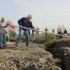 Bad Staffelstein   Seit 25 Jahren hisst der Fränkische Bund (FB) schon die Frankenfahne auf dem Staffelberg, nach dem Vermächtnis des Schreinermeisters Alfons Röder aus Bad Staffelstein. Die erste Fahne des FB befestigten am 18. Juli 1999 Roland Lowig aus Isling und Adam Stöcklein aus Kronach. Diesmal wurde die Frankenfahne vom Fahnenhissteam des FB aus Kronach gekonnt angebracht. Schönes Wetter herrschte auf dem Plateau, man sah es an den vielen Besuchern. Das gemütliche Beisammensein im Anschluss wurde gut angenommen. Dabei konnte man die Frankenfahne beobachten, wie sie weithin in das „Tal des Gottesgartens“ grüßte. Text/