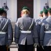 Soldaten der Ehrenformation der Bundeswehr vorm Schloss Bellevue. Künftig findet in Deutschland jeweils am 15. Juni der Nationale Veteranentag statt.