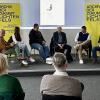 Die Diskussionsteilnehmer mit Moderator Markus Häggberg (li.).