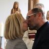 Einfach heiraten - das sagt sich so leicht. Am Mittwoch sollte sich der Slogan allerdings tatsächlich kirchlich leicht umsetzen lassen. In Herreth, von 14 bis 19 Uhr, spontan und mittels standesamtlicher Trauurkunde in der Jakobuskirche.  Hintergrund: Eine Aktion der Evangelischen Kirche und heimischer Dekanate, die versprach, „festlich, fröhlich und mit Gottes Segen heiraten“ zu können. Das Ganze vor allem „stressfrei ohne großes Tamtam“, wie schon die Webseite versprach. Sieben Paare sollten die Gelegenheit nutzen, sich Segen zu holen. Das galt auch für die Kurzentschlossensten.  Es war 18.30 Uhr, als Heike Glaser-Köhler mit ihrem Mann Norbert die Jakobuskirche betrat. Etwas mehr als zwei Stunden vorher hatte sie noch keine Ahnung bzw. Sicherheit dazu, dass ihr Abend so verlaufen würde. Er auch nicht.  Aber gegen 16.15 Uhr und relativ kurzfristig in Kenntnis zur Aktion geraten, fragte sie ihn bei seinem Heimkommen: „Machen wir es oder machen wir es nicht?“ Seit 2006 ist das Paar standesamtlich verheiratet und hat drei Kinder. Doch plötzlich war da nun diese Lust, die kirchliche Trauung nachzuholen. In zivil, „Komm' dusch dich zackig und geh!“, riet sie ihrem Mann.  Nun saß das Paar im Erdgeschoss des an die Jakobskirche angrenzenden Gemeinschaftshauses, wartete auf seinen Termin um 18.30 Uhr und plauderte am Tisch sitzend entspannt mit manch eingebundenen Anwesenden – der Fotografin Rosi Jörig, den Pfarrern Sabine Schmid-Hagen, Raphaela Holzinger und Christian Frühwald, sowie der Vikarin Isabel Wais.  Dann ging es bald auf 18.30 Uhr zu und Heike Glaser-Köhler zog so vergnügt wie spontan die Blumen aus der vor ihr befindlichen kleinen Tischvase. Einen Strauß braucht eine Braut ja schließlich auch.  Sabine Schmid-Hagen erinnert sich. Sie sitzt im ersten Stock des Gemeinschaftshauses und blickt man gen Südwesten hier aus einem Fenster, sieht man einen Fliederbaum. Er blüht, führt dem Betrachter jede Menge Frühling vor Augen und schafft so Assoziationen zwischen Liebe, Glück und Hochzeit.  „Zum ersten Mal fand die Idee am 23.03.23 in der Bayerischen Landeskirche statt“, so Schmid-Hagen. Damals seien an 13 Orten über 220 kurzentschlossene Paare verehelicht worden. Wie sie das sagt, tut sie es lächelnd und dann spannt sie den Bogen vom 23.03.23 zum 24.04.24. Bedeutet das, dass diese Aktion am 25.05.25 neuerliche Auflage erleben könnte? Schmid-Hagen bejaht.  Doch sind unüberlegte Hochzeiten zu befürchten? Kann es ob eines solchen kirchlichen Angebots auch zu Übersturzhochzeiten kommen? Schmid-Hagen lächelt wieder und winkt ab, schließlich müssen für die heutigen Hochzeiten ja schon die Voraussetzungen bestehen, sprich standesamtliche Ehen eingegangen worden sein.  Allerdings, auch das lässt sie wissen, können sich auch nicht verheiratete Paare zumindest einen Segen holen, was auch für Menschen des LGBTQ-Lagers gilt. Doch einfach einen schon bestehenden Trauungssegen auffrischen lassen ginge auch. „Die allermeisten Leute, die davon hörten, sagten 'coole Sache'“, schilderte die einstige Pfarrerin von Bad Staffelstein.  Doch auch Spontanhochzeiten unterliegen Regeln. Abgesehen von der schon obligat geschlossenen standesamtlichen Ehe, muss hier zumindest ein Ehepartner evangelisch sein.  Und noch etwas führt Schmid-Hagen, die sich zu den organisatorischen Seiten dieser Hochzeiten noch eigens schulen ließ, als Merkmal dieser Hochzeiten an – eine gewisse Scheu der Brautleute bzw. Teilnehmer, sich für die Presse fotografieren zu lassen.  Das erste Brautpaar, das seinen Termin für das Gespräch mit dem jeweils trauenden Geistlichen wahrnahm, unterlag dieser Scheu. Doch die Braut war ein Hingucker. Ein bisschen scheu, ein bisschen leger – mit Hochzeitskleid und in Chucks-Freizeitschuhen.  Die Braut danach setzte auf mehr Konsequenz in der Feierlichkeit, war ihr klassisches Brautkleid doch frei von modernen Einsprengseln. Doch so oder so galt es für die Eheleute, sich aus einer Auswahl an Bibelworten und Musik das Passende auszusuchen.  Und bei einer Hochzeit sollte in der mit doppelstöckiger Empore versehenen Jakobuskirche auch ein Posaunenchor erklingen, das zum Auszug der Brautleute Elgar spielte: Pomp and Circumstance.  Ein Brautpaar, das keine Scheu vor der Presse hatte, waren Ursula Brisch und Wolfram Schmidt. Schon seit sieben Jahren standesamtlich verheiratet und bei jeweils eigenem Namen geblieben, wagte es kurzentschlossen den nächsten Schritt.  Ziemlich kurzentschlossen sogar, wie Ursula Brisch zu erzählen weiß: „Ich habe heute früh auf Bayern 1 im Radio gehört, dass es das gibt. So gegen 6.45 Uhr, weil die Hunde müssen ja raus. Um sieben Uhr kam mein Mann nach Hause zum Kaffeetrinken. Da habe ich ihm einen Heiratsantrag gemacht. Und er hat spontan gesagt: 'Ja, das machen wir!'“  Der weitere Verlauf des Abends sollte für das Paar so aussehen: „Es ist nur für uns, wir gehen jetzt essen.“ Der weitere Verlauf des Abends sollte für Heike Glaser-Köhler und ihren Mann Norbert ganz anders aussehen. Sie planten einen Besuch. Bei dem Ehepaar, das Stunden vor ihnen hier geheiratet hat und auch aus dem Ort stammt. Auf gute Nachbarschaft, quasi.  Fazit des Tages: Fünf Trauungen, zwei Segnungen, leuchtende Augen und Geistliche, die ob ihres heutigen Tuns und der Ungewöhnlichkeit dieser Aktion mal durchaus auch von eigenem Lampenfieber sprachen und mal nicht.