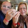Einfach heiraten - das sagt sich so leicht. Am Mittwoch sollte sich der Slogan allerdings tatsächlich kirchlich leicht umsetzen lassen. In Herreth, von 14 bis 19 Uhr, spontan und mittels standesamtlicher Trauurkunde in der Jakobuskirche.  Hintergrund: Eine Aktion der Evangelischen Kirche und heimischer Dekanate, die versprach, „festlich, fröhlich und mit Gottes Segen heiraten“ zu können. Das Ganze vor allem „stressfrei ohne großes Tamtam“, wie schon die Webseite versprach. Sieben Paare sollten die Gelegenheit nutzen, sich Segen zu holen. Das galt auch für die Kurzentschlossensten.  Es war 18.30 Uhr, als Heike Glaser-Köhler mit ihrem Mann Norbert die Jakobuskirche betrat. Etwas mehr als zwei Stunden vorher hatte sie noch keine Ahnung bzw. Sicherheit dazu, dass ihr Abend so verlaufen würde. Er auch nicht.  Aber gegen 16.15 Uhr und relativ kurzfristig in Kenntnis zur Aktion geraten, fragte sie ihn bei seinem Heimkommen: „Machen wir es oder machen wir es nicht?“ Seit 2006 ist das Paar standesamtlich verheiratet und hat drei Kinder. Doch plötzlich war da nun diese Lust, die kirchliche Trauung nachzuholen. In zivil, „Komm' dusch dich zackig und geh!“, riet sie ihrem Mann.  Nun saß das Paar im Erdgeschoss des an die Jakobskirche angrenzenden Gemeinschaftshauses, wartete auf seinen Termin um 18.30 Uhr und plauderte am Tisch sitzend entspannt mit manch eingebundenen Anwesenden – der Fotografin Rosi Jörig, den Pfarrern Sabine Schmid-Hagen, Raphaela Holzinger und Christian Frühwald, sowie der Vikarin Isabel Wais.  Dann ging es bald auf 18.30 Uhr zu und Heike Glaser-Köhler zog so vergnügt wie spontan die Blumen aus der vor ihr befindlichen kleinen Tischvase. Einen Strauß braucht eine Braut ja schließlich auch.  Sabine Schmid-Hagen erinnert sich. Sie sitzt im ersten Stock des Gemeinschaftshauses und blickt man gen Südwesten hier aus einem Fenster, sieht man einen Fliederbaum. Er blüht, führt dem Betrachter jede Menge Frühling vor Augen und schafft so Assoziationen zwischen Liebe, Glück und Hochzeit.  „Zum ersten Mal fand die Idee am 23.03.23 in der Bayerischen Landeskirche statt“, so Schmid-Hagen. Damals seien an 13 Orten über 220 kurzentschlossene Paare verehelicht worden. Wie sie das sagt, tut sie es lächelnd und dann spannt sie den Bogen vom 23.03.23 zum 24.04.24. Bedeutet das, dass diese Aktion am 25.05.25 neuerliche Auflage erleben könnte? Schmid-Hagen bejaht.  Doch sind unüberlegte Hochzeiten zu befürchten? Kann es ob eines solchen kirchlichen Angebots auch zu Übersturzhochzeiten kommen? Schmid-Hagen lächelt wieder und winkt ab, schließlich müssen für die heutigen Hochzeiten ja schon die Voraussetzungen bestehen, sprich standesamtliche Ehen eingegangen worden sein.  Allerdings, auch das lässt sie wissen, können sich auch nicht verheiratete Paare zumindest einen Segen holen, was auch für Menschen des LGBTQ-Lagers gilt. Doch einfach einen schon bestehenden Trauungssegen auffrischen lassen ginge auch. „Die allermeisten Leute, die davon hörten, sagten 'coole Sache'“, schilderte die einstige Pfarrerin von Bad Staffelstein.  Doch auch Spontanhochzeiten unterliegen Regeln. Abgesehen von der schon obligat geschlossenen standesamtlichen Ehe, muss hier zumindest ein Ehepartner evangelisch sein.  Und noch etwas führt Schmid-Hagen, die sich zu den organisatorischen Seiten dieser Hochzeiten noch eigens schulen ließ, als Merkmal dieser Hochzeiten an – eine gewisse Scheu der Brautleute bzw. Teilnehmer, sich für die Presse fotografieren zu lassen.  Das erste Brautpaar, das seinen Termin für das Gespräch mit dem jeweils trauenden Geistlichen wahrnahm, unterlag dieser Scheu. Doch die Braut war ein Hingucker. Ein bisschen scheu, ein bisschen leger – mit Hochzeitskleid und in Chucks-Freizeitschuhen.  Die Braut danach setzte auf mehr Konsequenz in der Feierlichkeit, war ihr klassisches Brautkleid doch frei von modernen Einsprengseln. Doch so oder so galt es für die Eheleute, sich aus einer Auswahl an Bibelworten und Musik das Passende auszusuchen.  Und bei einer Hochzeit sollte in der mit doppelstöckiger Empore versehenen Jakobuskirche auch ein Posaunenchor erklingen, das zum Auszug der Brautleute Elgar spielte: Pomp and Circumstance.  Ein Brautpaar, das keine Scheu vor der Presse hatte, waren Ursula Brisch und Wolfram Schmidt. Schon seit sieben Jahren standesamtlich verheiratet und bei jeweils eigenem Namen geblieben, wagte es kurzentschlossen den nächsten Schritt.  Ziemlich kurzentschlossen sogar, wie Ursula Brisch zu erzählen weiß: „Ich habe heute früh auf Bayern 1 im Radio gehört, dass es das gibt. So gegen 6.45 Uhr, weil die Hunde müssen ja raus. Um sieben Uhr kam mein Mann nach Hause zum Kaffeetrinken. Da habe ich ihm einen Heiratsantrag gemacht. Und er hat spontan gesagt: 'Ja, das machen wir!'“  Der weitere Verlauf des Abends sollte für das Paar so aussehen: „Es ist nur für uns, wir gehen jetzt essen.“ Der weitere Verlauf des Abends sollte für Heike Glaser-Köhler und ihren Mann Norbert ganz anders aussehen. Sie planten einen Besuch. Bei dem Ehepaar, das Stunden vor ihnen hier geheiratet hat und auch aus dem Ort stammt. Auf gute Nachbarschaft, quasi.  Fazit des Tages: Fünf Trauungen, zwei Segnungen, leuchtende Augen und Geistliche, die ob ihres heutigen Tuns und der Ungewöhnlichkeit dieser Aktion mal durchaus auch von eigenem Lampenfieber sprachen und mal nicht.