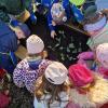 Aus Liebe zum Nachwuchs" dürfen die Kinder unter Anleitung die vorhandenen Hochbeete bestücken. Aus Liebe zum Nachwuchs" dürfen die Kinder unter Anleitung die vorhandenen Hochbeete bestücken.