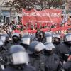 Ein Demonstrationszug am 1. Mai 2023: In diesem Jahr rechnet die Polizei mit aggressiven Demonstranten sowie Angriffen mit Flaschen- und Steinwürfen.