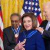 US-Präsident Joe Biden verleiht die Presidential Medal of Freedom an die Abgeordnete Nancy Pelosi.