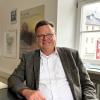 Das Amtszimmer hat Andreas Baumann schon bezogen. Hinter ihm an der Wand hängt unter anderem ein Glaubensbekenntnis von Dietrich Bonhoeffer. Das Amtszimmer hat Andreas Baumann schon bezogen. Hinter ihm an der Wand hängt unter anderem ein Glaubensbekenntnis von Dietrich Bonhoeffer.