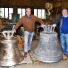 Vorfreude kam bei Bürgermeister Robert Hümmer und Kirchenverwaltungsmitglied Thomas Siebenaller auf, als sie eine Glocke im Rohzustand und eine fertige Glocke sahen, allerdings sollte es dabei auch bleiben.