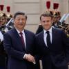 Der französische Präsident Emmanuel Macron (r) begrüßt Chinas Präsident Xi Jinping vor ihrem Treffen im Elysee-Palast.