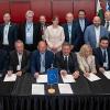 Über 100 Vertreter aus Wirtschaft und Politik sind der Einladung zu einem internationalen Verkehrsgipfel nach Karlsbad gefolgt. Sie fordern einen Ausbau der Schienen-Infrastruktur zwischen Bayern, Tschechien und Sachsen und kritisieren, dass dieser 35 Jahre nach dem Fall des Eisernen Vorhangs und 20 Jahre nach der EU-Osterweiterung noch immer auf sich warten lasse.  Auch die Verkehrsminister aus Tschechien und Bayern sowie die Verkehrs-Staatssekretärin aus Sachsen, Vertreter der Handwerkskammer für Oberfranken, der IHK Chemnitz und der IHK Dresden nahmen teil. In einer gemeinsamen „Karlsbader Erklärung“ appellieren die Repräsentanten der Region an die Regierungen in Berlin und Prag, die zentralen grenzüberschreitenden Bahnvorhaben von europäischer Bedeutung ohne weitere Verzögerungen zu realisieren.  Hier könne die europäische Einigung und Zusammenarbeit in Mitteleuropa unter Beweis gestellt werden, heißt es in der Erklärung. „Die Verkehrsinfrastruktur ist für den Zusammenhalt unseres Kontinents von größter Bedeutung“, macht Tomás Linda deutlich, Vorstandsvorsitzender der Wirtschaftskammer der Region Karlsbad. Konkret geht es in der „Karlsbader Erklärung“ um den Ausbau und die Elektrifizierung des transeuropäischen Schienennetzes an der zentralen Nahtstelle von Ost und West. Die Verantwortlichen fordern einen Ausbau zwischen Bayern, Tschechien, Sachsen und Polen, darunter auch der Elektrifizierung der Schienenwege Nürnberg – Marktredwitz – Hof – Chemnitz – Dresden – Görlitz – Breslau/Wroclaw; sowie den für den Schienengüterverkehr wichtigen Abzweig von Marktredwitz nach Eger/Cheb.  Ohne das Schließen dieser Lücke könne das Schienen-Dreieck zwischen Dresden, Nürnberg und Prag nicht seine verkehrliche Bedeutung an der ehemaligen Nahtstelle zwischen Ost und West entfalten. Der bayerische Abschnitt der Franken-Sachsen-Magistrale sei eine gravierende Infrastrukturlücke zwischen Tschechien und Deutschland. Dabei geht es um den rund 140 Kilometer langen Lückenschluss zwischen Nürnberg und Marktredwitz bis Hof, beziehungsweise bis Eger/Cheb.  „In der Mitte Europas verhindere die fehlende Elektrifizierung den durchgehenden Personen- und Güterverkehr“, heißt es in einer gemeinsamen Pressemitteilung. „Deswegen verfügen viele mittel- und osteuropäische Staaten über keine direkten Verbindungen nach Süddeutschland und Südwesteuropa, obwohl deren Schienenmagistralen mit europäischen Fördermitteln vielfach bereits ausgebaut und modernisiert worden seien.“ „Genau 20 Jahre nach der Osterweiterung der Europäischen Union müssen wir Flagge zeigen für eine gemeinsame Infrastruktur“, forderte der Präsident der Industrie- und Handelskammer für Oberfranken Bayreuth, Michael Waasner. Er bedauert, dass es auf bayerischer Seite noch immer eine Elektrifizierungslücke gebe. Er erinnert auch daran, dass bereits 1995 die erste zwischenstaatliche Vereinbarung zur Modernisierung der Strecke Nürnberg – Marktredwitz  – Prag unterzeichnet worden sei. „Seit fast 30 Jahren kämpfen wir für die Ertüchtigung des Bahnnetzes.“ „Wir müssen unsere Stimme gemeinsam erheben, denn der Ausbau ist für alle Beteiligten von enormer Bedeutung“, sagte der tschechische Verkehrsminister Martin Kupka. Die sächsische Verkehrsstaatssekretärin Ines Fröhlich nannte die Sicherstellung von Mobilität für Personen und Güter ein gesamtgesellschaftliches Thema. Deshalb müsse es das gemeinsame strategische Ziel sein, schnellstens voranzukommen. „Unterlassene Entscheidungen der zurückliegenden Jahre und Jahrzehnte holen uns jetzt ein.“ Die Elektrifizierung der Franken-Sachsen-Magistrale sei auch keine bayerische Angelegenheit, sondern eine internationale, macht der bayerische Verkehrsminister Christian Bernreiter deutlich. „Wir müssen den Druck hochhalten, damit wir nicht auf den Sankt-Nimmerleinstag vertröstet werden.“ Dabei appelliert Christian Bernreiter auch an alle Verantwortlichen, nicht die Straße gegen die Schiene auszuspielen. Er habe das Gefühl, dass die derzeitige Bundesregierung das Thema eben nicht vorantreibt, sagte Michael Möschel, Vorsitzender des Verkehrsausschusses der IHK für Oberfranken. „Wir brauchen nicht immer nur die politischen Versprechen, sondern deren konkrete Umsetzung.“ Der Hofer Landrat Oliver Bär wendet sich in einem leidenschaftlichen Appell an den Bund, die Trasse von Nürnberg über Marktredwitz nach Prag nicht als Nebenstrecke einzustufen. In ihren jüngsten Beschlüssen habe nun auch die EU der Strecke Priorität eingeräumt. Es gleiche einem unfreundlichen Akt, wenn Deutschland den Ausbau der Strecke nicht weiter betreiben würde, schließlich sei der tschechische Abschnitt längst fertiggestellt. „Damit hat man uns eine Tür geöffnet, doch wir sind nicht hindurchgegangen“, so der Wunsiedler Landrat Peter Berek und Präsident der Euregio Egrensis für die bayerische Seite. „Wir arbeiten jeden Tag daran, die Menschen zusammenzubringen, doch ohne die entsprechende Infrastruktur ist alles nichts.“ Was elf Bundesverkehrsminister seit 1995 nicht geschafft haben, schafft nun vielleicht ein aktueller Beschluss des EU-Parlaments. Hoffnungen setzen die Beteiligten in einen Beschluss zur Fertigstellung großer transeuropäischer Verkehrsprojekte.  Die Verordnung über Leitlinien für den Aufbau eines transeuropäischen Verkehrsnetzes soll einen wettbewerbsfähigen Güterverkehr schaffen und grenzüberschreitende Mobilität garantieren. Die Strecke über Marktredwitz sei dabei nicht etwa eine Nebenstrecke, sondern ein wichtiger Korridor. An der Versammlung teil nahmen die IHKs für Oberfranken Bayreuth und Nürnberg für Mittelfranken, die Wirtschaftskammer der Region Karlsbad, die Geschäftsstelle Bahnelektrifizierung in der Logistik-Agentur Oberfranken e.V., das Sächsisch-Bayerische Städtenetz, der Landkreis Wunsiedel und die Interessensgemeinschaft Elektrifizierung Nürnberg-Bayreuth-Cheb.