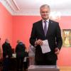 Der litauische Präsidentschaftskandidat Gitanas Nauseda gibt seine Stimme in einem Wahllokal in Vilnius ab.