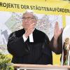 Pfarrer Rudolf Ranzenberger und Pater Rufus stellten die fertiggestellte Bahnhofstraße unter den Segen Gottes. Pfarrer Rudolf Ranzenberger und Pater Rufus stellten die fertiggestellte Bahnhofstraße unter den Segen Gottes.