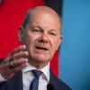 Bundeskanzler Olaf Scholz äußert sich in Schweden zu einer möglichen Wiedereinführung der Wehrpflicht.
