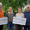 Die Einnahmen des Osterkonzerts der Musikvereinigung Ebensfeld (MVE) werden an die Stiftung „Unser Markt Ebensfeld“ und den Vereins „Kivuko e. V.“ gespendet. Jeweils 778 Euro haben der Vorsitzende der MVE, Rudolf Dierauf, und Dirigentin Kathrin Motschenbacher an Bernhard Storath von der Stiftung und Corinna Hassler von „Kivuko“ übergeben.  Am Abend des Ostermontags hatte das Blasorchester unter der Leitung von Kathrin Motschenbacher ein einstündiges Konzert gegeben, das Titel wie „Ben Hur“ oder die „Rhapsody for Flute“ umfasste.  Bereits seit 2015 engagiert sich der Ebensfelder Verein „Kivuko“ für eine nachhaltige Förderung der Gesundheitsversorgung und Bildung in Tansania. Das Spendengeld aus dem Benefizkonzert fließt vor allem in das Menstruationshygiene-Projekt des Vereins.   Hierbei wird nicht nur Aufklärung an Schulen betrieben, sondern es soll zusätzlich auch eine kleine Manufaktur aufgebaut werden, in welcher wiederverwendbare Hygieneartikel hergestellt und zu erschwinglichen Preisen an die Bevölkerung abgegeben werden können.  Die aus einer Idee des ersten Bürgermeisters Bernhard Storath gewachsene Stiftung „Unser Markt Ebensfeld“ wird den Spendenerlös für nachhaltige Projekte im Lokalen verwenden. „Aus der Gesellschaft und für die Gesellschaft“ lautet das Motto der noch jungen Stiftung. Über die Verwendung der Gelder entscheidet jährlich der Stiftungsrat.