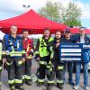 Über einen „heißen“ Tageskurs an Schulungen dürfen sich Mitglieder der Freiwilligen Feuerwehr Ebensfeld freuen: Wolfgang Schubert-Raab und Benedikt Raab überreichten der Truppe von Kommandant Michael Braun und Vorsitzendem Thomas Brosig einen Scheck in Höhe von 2000 Euro. Die beiden wissen schon genau, was damit geschehen soll: Für die Atemschutzgeräteträger wird es einen ganztägigen Kurs in der „Heiß-Ausbildung“ geben. Anders als in den stationären Brandhäusern wird hier eine Spezialfirma nach Ebensfeld kommen und ihren „Simulations-Container“ mitbringen. „Es ist genau das, was in einem Brandhaus geübt wird“, fasst der 2. Kommandant Tobias Walter zusammen.  Bei dieser sogenannten „Heiß-Ausbildung“ soll unter anderem der Einsatz und das Arbeiten in großer Hitze und unter erschwerten Bedingungen getestet werden. 20 aktive Atemschutzgeräteträger hat die Freiwillige Feuerwehr Ebensfeld derzeit. Text/