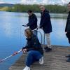 Dr. Markus Werner, Sachgebietsleiter Gesundheit, Landrat Christain Meißner und die beiden Mitarbeiterinnen vom Hygienekontrolldienst Melanie Kraus und Alice Kiontke (v. re.) am Oberwallenstadter Badesee bei der Probenentnahme.