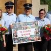 Dank mit Blumen und Bildcollage für zehn Jahre Kinderbetreuung für Anna Kraus, FFW-Vorsitzenden Andreas Will, Kommandant Andreas Leikeim, Bianca Zapf und 2. Vorsitzenden Jeremias Krause (v. li.) Dank mit Blumen und Bildcollage für zehn Jahre Kinderbetreuung für Anna Kraus, FFW-Vorsitzenden Andreas Will, Kommandant Andreas Leikeim, Bianca Zapf und 2. Vorsitzenden Jeremias Krause (v. li.)
