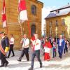 Jugendliche und Erwachsene aus der Region trugen die Figuren der 14 Nothelfer auf Holzstangen in eine Prozession um die Basilika. Jugendliche und Erwachsene aus der Region trugen die Figuren der 14 Nothelfer auf Holzstangen in eine Prozession um die Basilika.