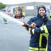 Abdul und Mahmoud (v. li.) haben sichtlich Spaß am Ehrenamt Feuerwehr.
