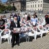 Angehöre von Geiseln und Teilnehmer der Veranstaltung stehen auf dem Beblplatz. Der Bebelplatz soll für einige Wochen symbolisch zum «Platz der Hamas-Geiseln» werden. Es wurden auch 132 leere Stühle aufgestellt.