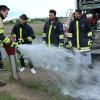 Zuerst muss der Hydrant gespült werden, ehe die ersten Schläuche angekuppelt werden können. Zuerst muss der Hydrant gespült werden, ehe die ersten Schläuche angekuppelt werden können.