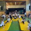 Die Erst-, Zweit- und Viertklässler der Albert-Blankertz-Grundschule Redwitz zeigen bei ihrer Rap-Show, was sie in Sachen Bewegung drauf haben.